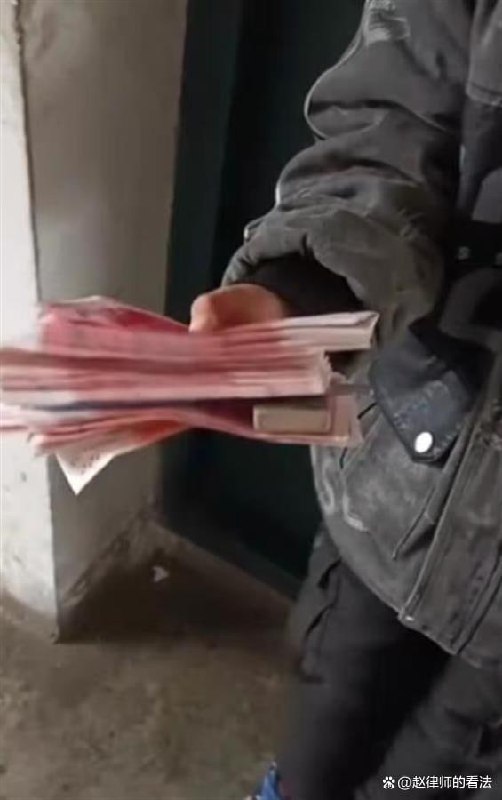 小学生带两万现金给老师同学发红包，后被老师制止