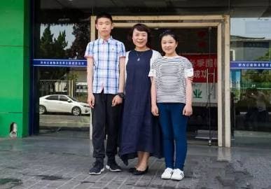 15年前的汶川，被老师拽出来的两个小孩 #全国人民的屁股15年前的汶川，被老师拽出来的两个小孩 #全国人民的屁股