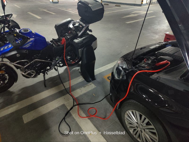 我冬天不想骑摩托车，结果导致摩托车没电了，打算用汽车搭火