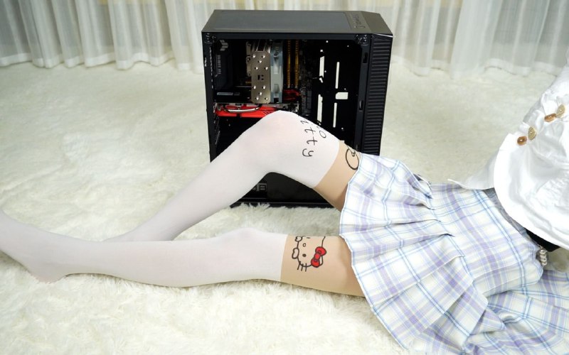 内卷十分严重，已经开始女装装机了 via：B站
