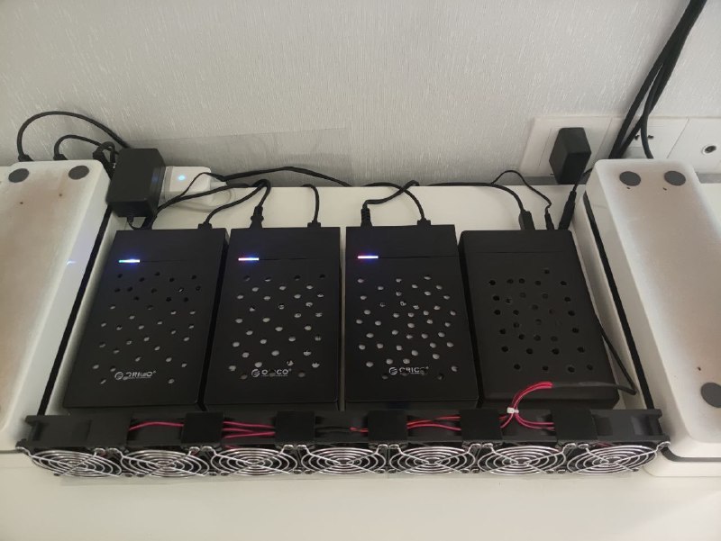 某个群友说他用迷你主机一样做NAS 我说迷你主机怎么做NAS硬盘都塞不下两块 他说可以 我说不行 然后他给我看了这张图