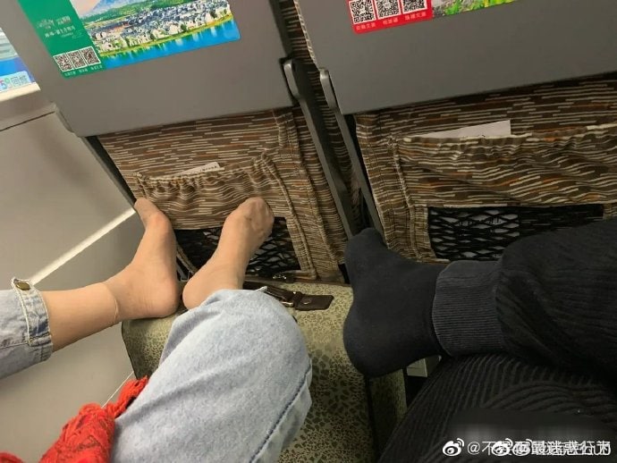 高铁上偶遇一个脱鞋的陌生人，我用实际行动不到半分钟就纠正了她，高铁上偶遇一个脱鞋的陌生人，我用实际行动不到半分钟就纠正了她，