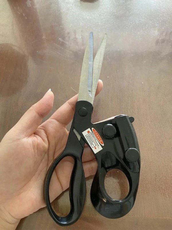 这叫激光剪刀，可以发射激光(剪纸)辅助你剪直线via co这叫激光剪刀，可以发射激光(剪纸)辅助你剪直线via co