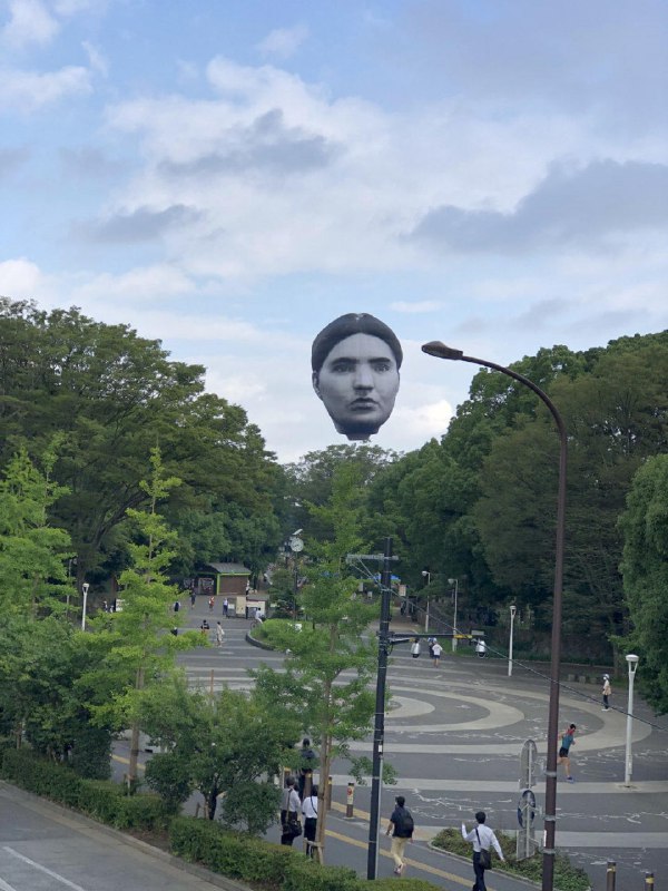 日本东京代代木公园出现了一个巨大的人头造型热气球，这是艺术团队目［mé］的作品，仅会在今天进行展示