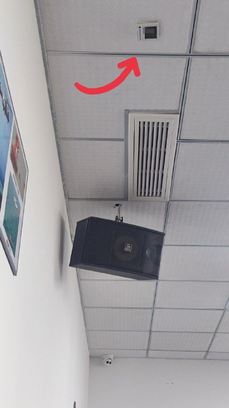 出去培训，因为职业习惯扫了一眼空调口，然后忽然发现：你这个控制器……怎么在天花板上？？？via Fox Dkx