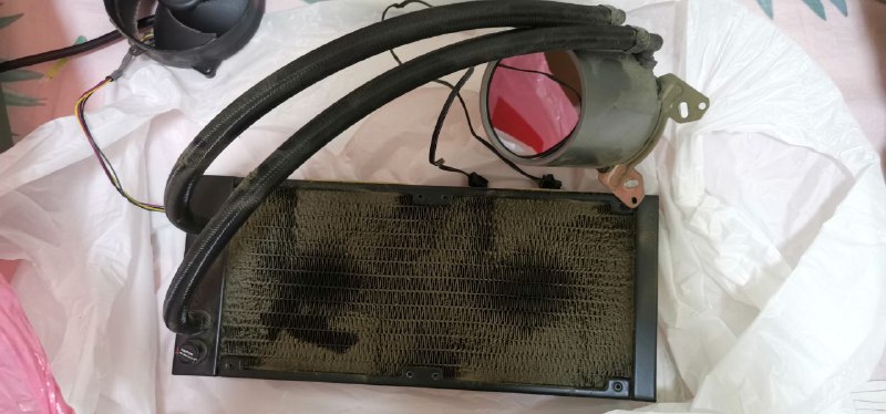 😇😇😇远离水冷，尤其是过质保期的水冷，这下不happy了