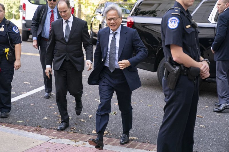 NVIDIA 首席执行官黄仁勋日前抵达首届人工智能论坛 没有穿着皮衣via Hua Hua