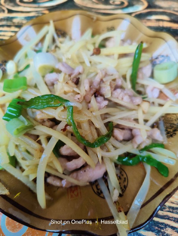 为什么老板要往土豆肉丝里面放姜丝 整盘菜吃起来跟无间道似的