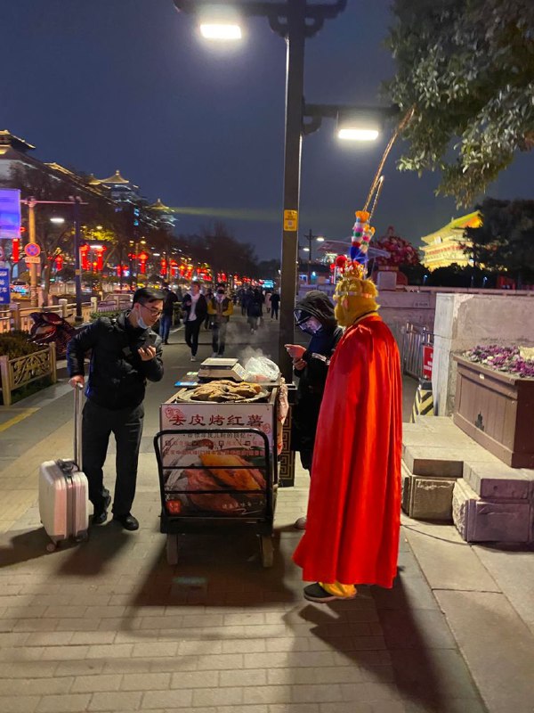 #投稿 前两天在西安钟楼附近拍的，当时觉得挺好笑的😵